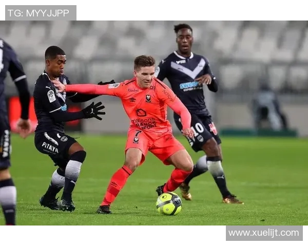 索肖与奥兰斯的较量揭示法乙联赛的激烈竞争与战术博弈 索肖与奥兰斯的较量揭示法乙联赛的激烈竞争与战术博弈