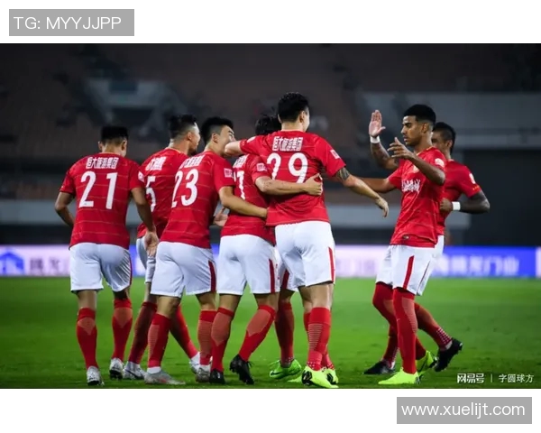 恒大与上港激战正酣精彩瞬间回顾与赛场氛围分享